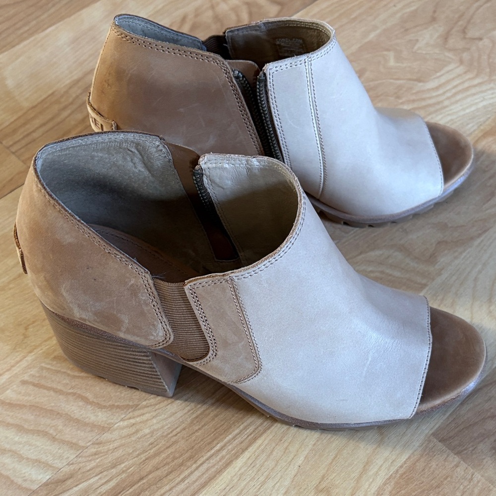 Sorel Two-Tone Tan and Cream Peep-Toe Block Heel Mules